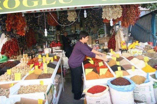 Bayram Alışverişlerinde Yoğunluk En Çok Şekercilerde Ve Aktarcılarda Oldu