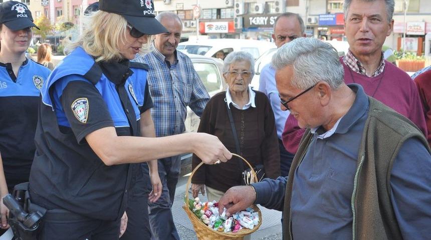 Bayramlaşma Timleri Sokak Sokak Dolaşıp İzmirlilerle Bayramlaştı