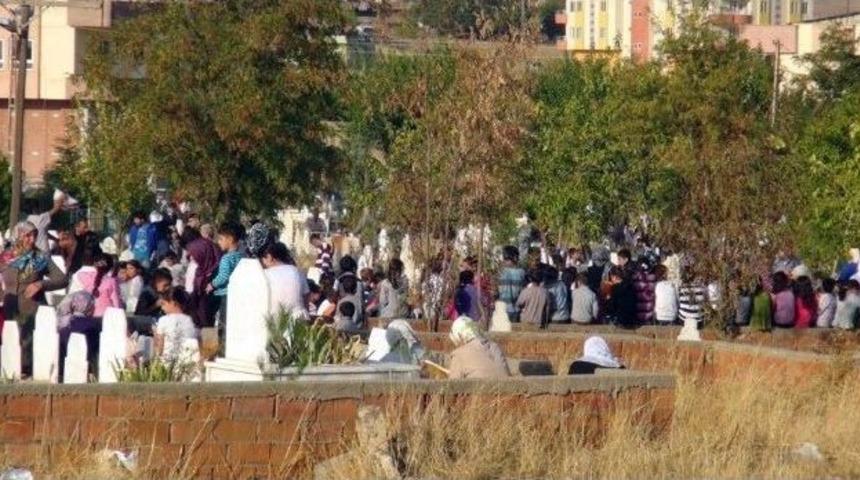 Batman'da Vatandaşlar Bayram Arifesinde Mezarlıklara Akın Etti