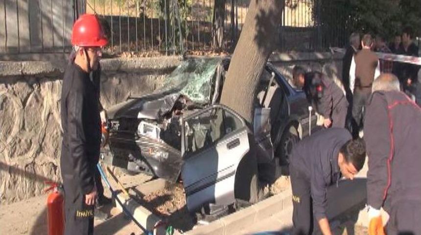 Otomobil, Ağa&ccedil; Ile Duvar Arasında Sıkıştı: 1 Yaralı