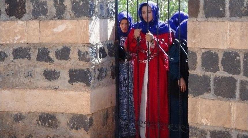 Viranşehir&rsquo;de Binlerce Vatandaş Eyy&uuml;p Nebi Beldesine Dua İ&ccedil;in Akın Etti