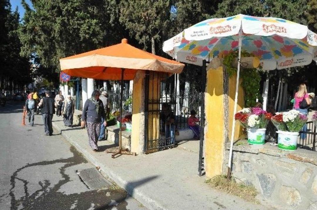 Kuşadası&rsquo;nda Bayram &Ouml;ncesi Mezarlıklar Doldu Taştı