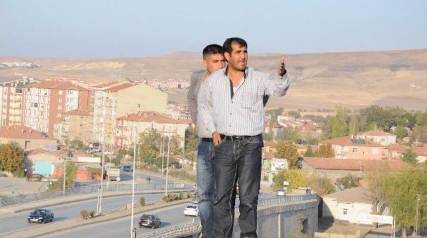 Maaşını Alamayan İnşaat İş&ccedil;ileri &Ccedil;atıya &Ccedil;ıktı