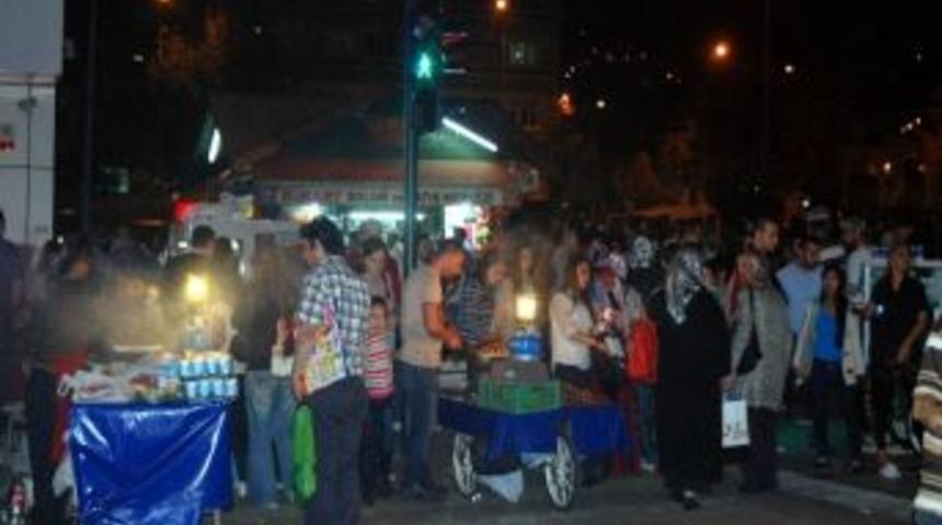 Seyyar Satıcılar Yaya Ge&ccedil;itlerine Tezgah Kurdu