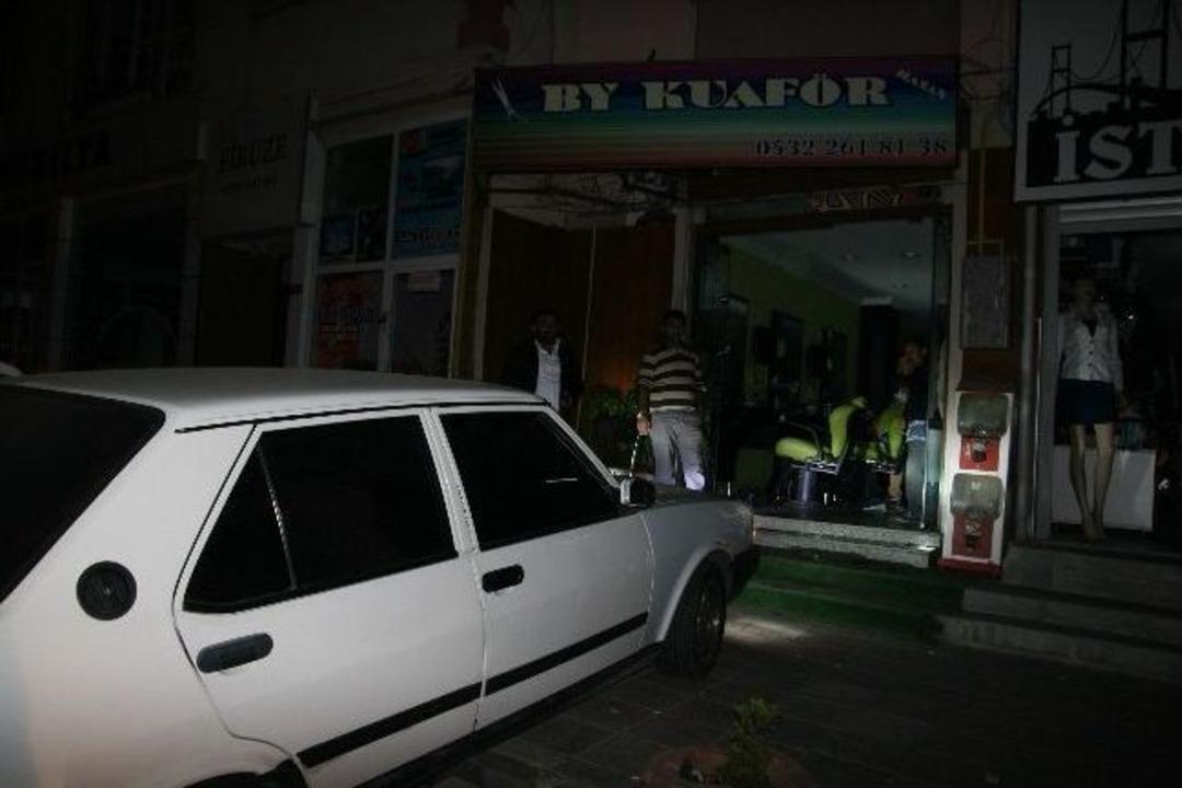 Elektrikler Kesilince Otomobil Farı İle Bayram Tıraşı Yaptı