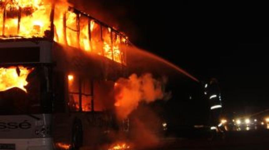 &Ccedil;ift Katlı Otob&uuml;s Alev Alev Yandı