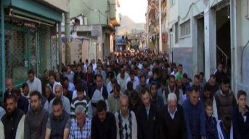 İzmir'de Bayram Namazından Camiler Doldu Taştı