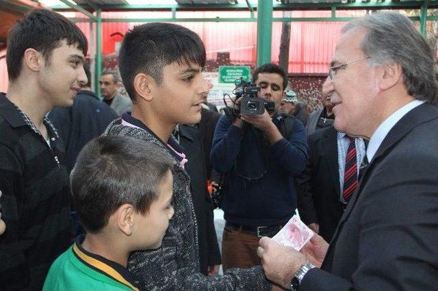 Şahin&rsquo;den &Ccedil;ocuklara Bayram Har&ccedil;lığı 1