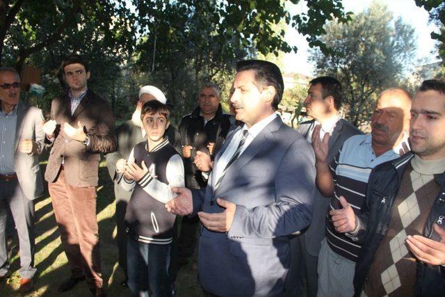 Bakan Çelik, Dualarla Kurbanını Kesti 1