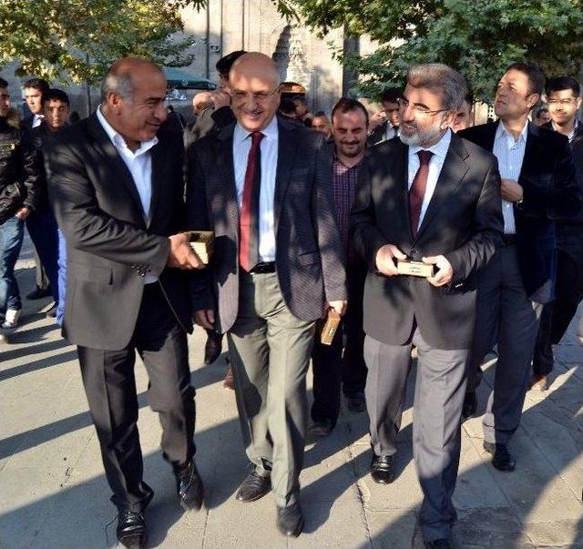 Bakan Yıldız Bayram Namazını Hunat Camii&rsquo;nde Kıldı 1