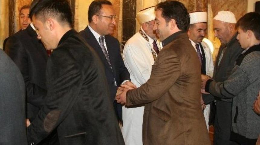 Başbakan Yardımcısı Bozdağ Bayram Namazını &Ccedil;apanoğlu B&uuml;y&uuml;k Camii&rsquo;nde Kıldı