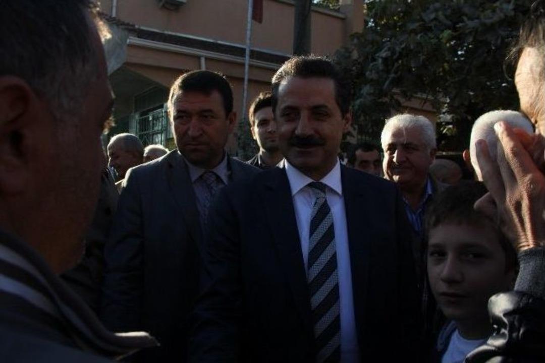 Bakan &Ccedil;elik Bayram Namazını Doğu Camii'nde Kıldı