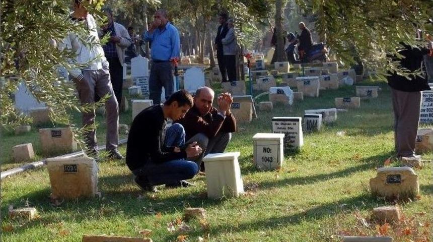 Bayramda Mezarlıklar Dolup Taştı