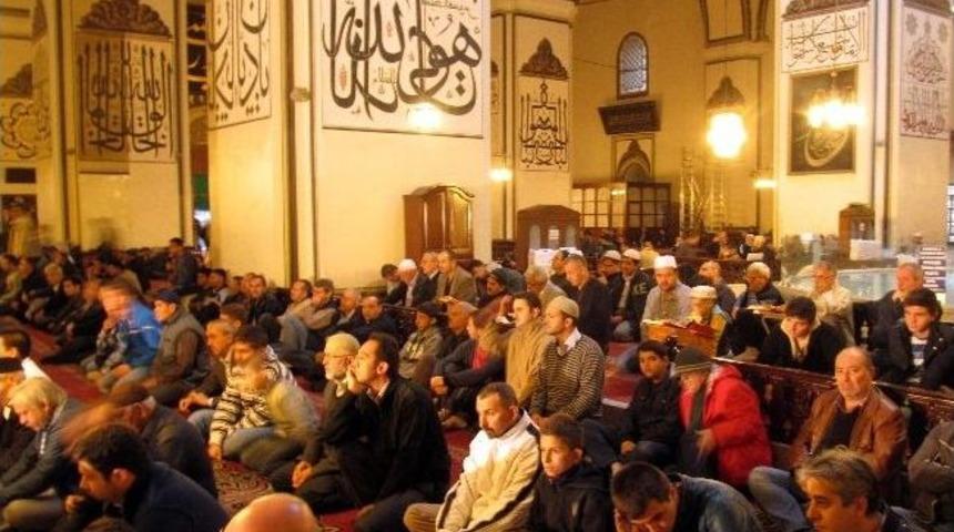 Bursa'da Tarihi Camiler Doldu Taştı