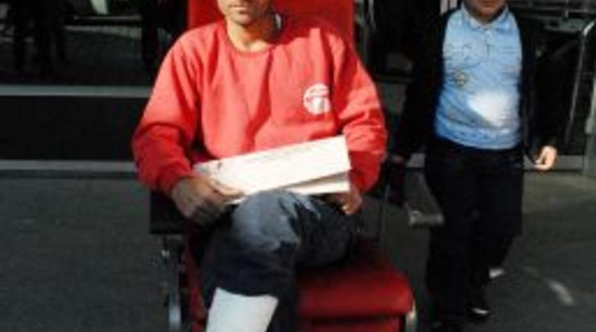 Kimi Elini Kesti, Kimi Boğanın Altında Kalarak Ayağını Kırdı