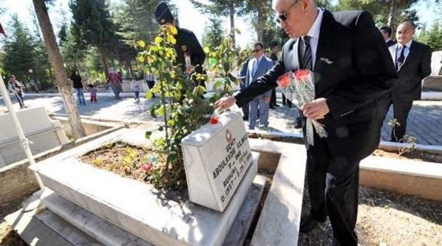 Uşak'ta Bayramda Garnizon Ve Polis Şehitliği Ziyareti Yapıldı