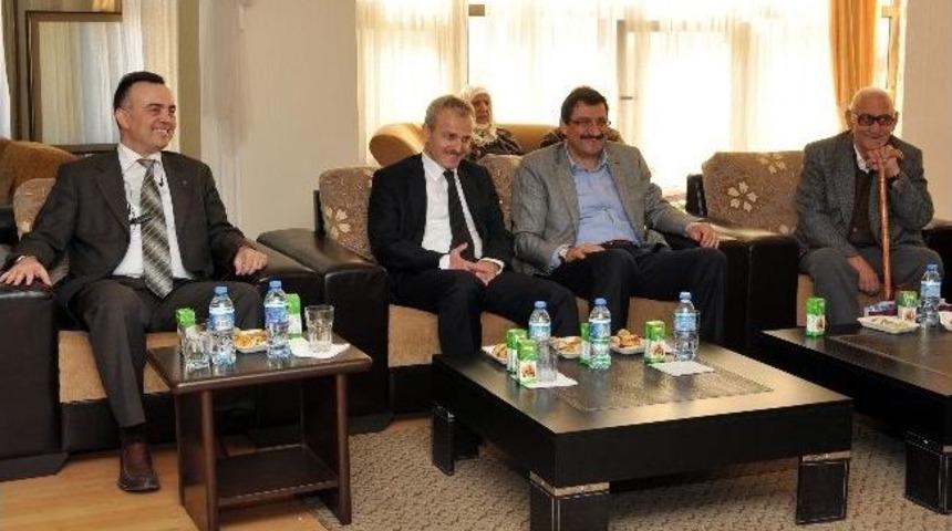 Başkan Ak&rsquo;tan Huzurevine Bayram Ziyareti