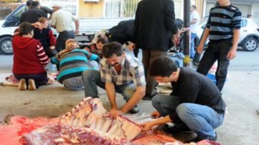 Manisa'da, Namazdan Sonra Vatandaşlar Kurban Kesim Yerlerine Akın Etti