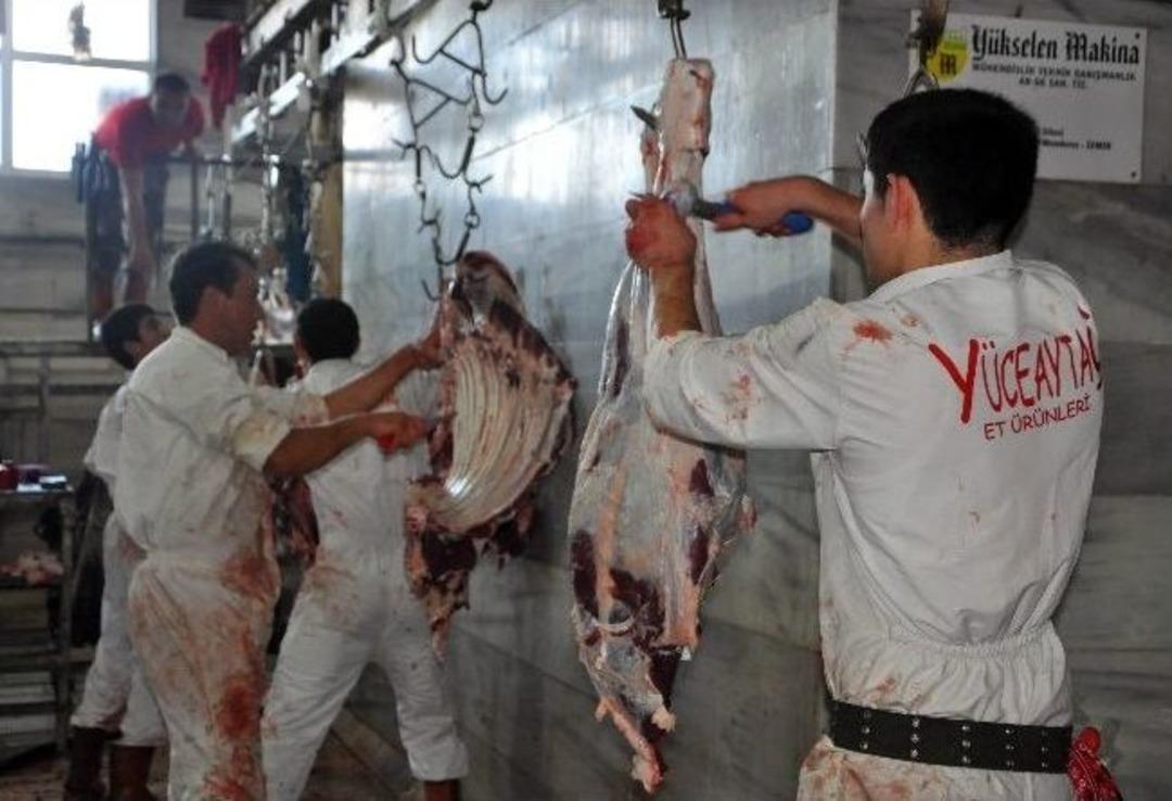 Vatandaş Kurbanlarını Kesmeye Başladı