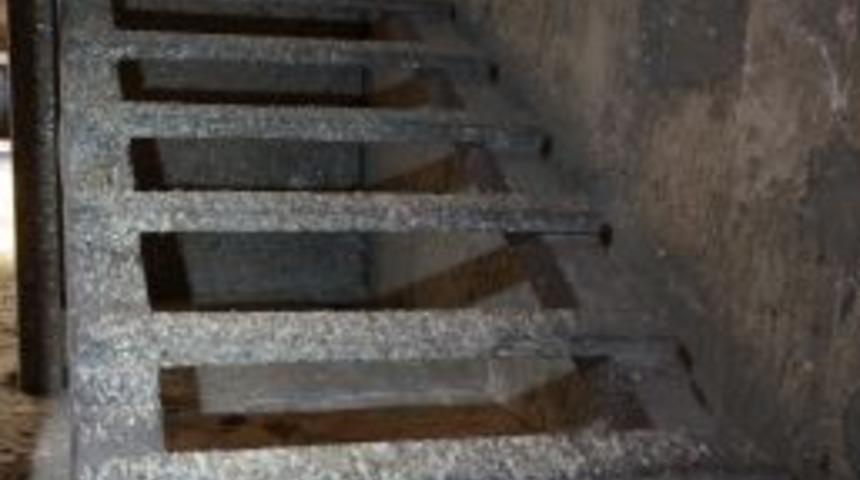 Abd&uuml;lhamit&rsquo;in Yaptırdığı Saat Kulesi Kuşlara Yuva Taksilere Durak Oldu