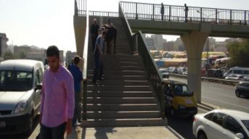 Yaya &Uuml;st Ge&ccedil;idinde Kurbanlık Tosun Kavgası