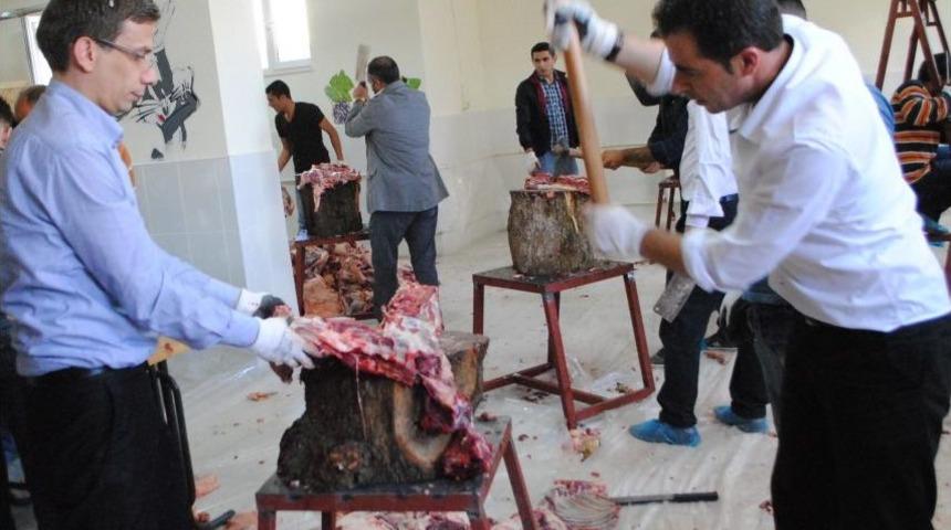 Ankara&rsquo;dan Hakk&acirc;ri&rsquo;ye Gelen Hayır Severler Kurban Eti Dağıttı