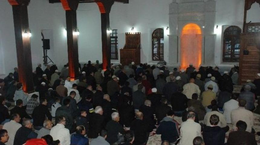 Yanan Ulucami'de 18 Ay Sonra İlk Namaz