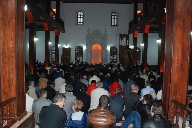 Yanan Ulucami'de 18 Ay Sonra İlk Namaz