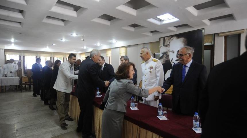 Protokol Bayramlaşmadan Sonra Huzurevini Ziyaret Etti