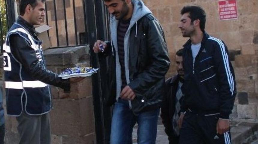 Polisten B&uuml;y&uuml;klere Şeker, &Ccedil;ocuklara Oyuncak