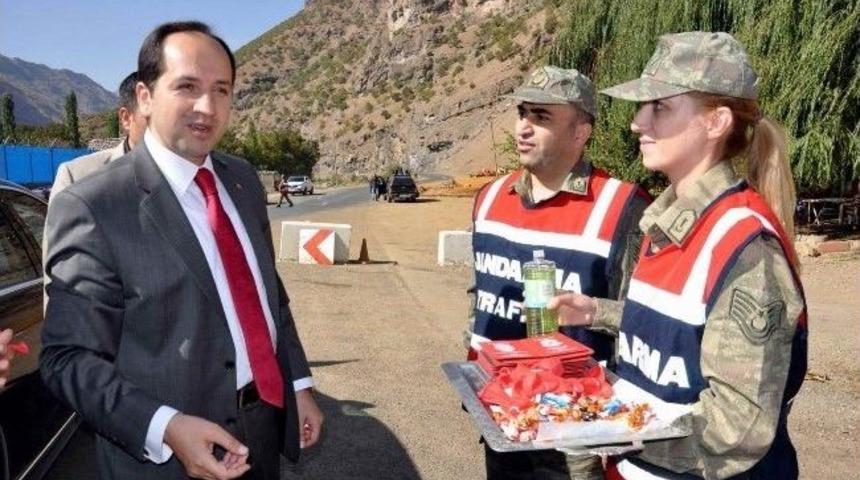 Jandarma Ekipleri S&uuml;r&uuml;c&uuml;lerle Bayramlaştı