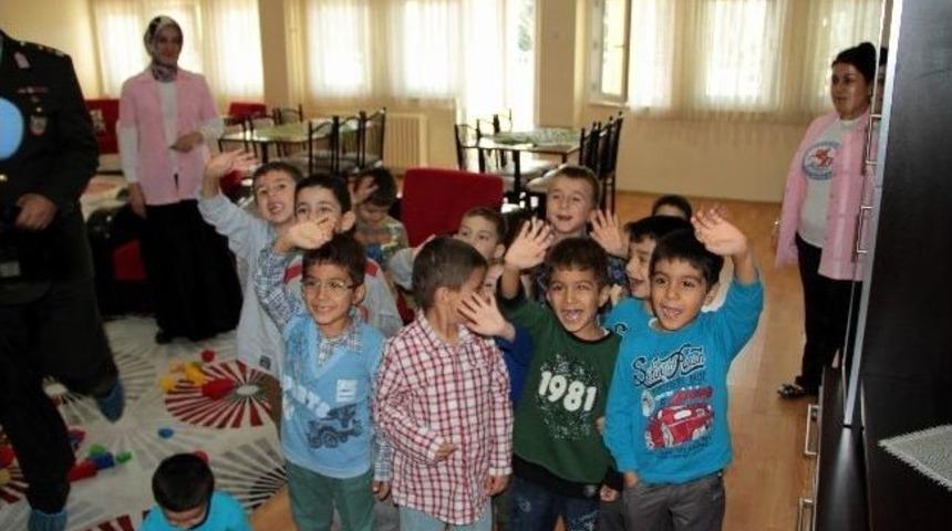 Vali Yardımcısı Kimsesiz &Ccedil;ocuklarla Bayramlaştı