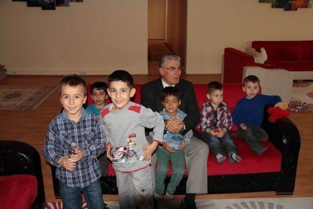 Vali Yardımcısı Kimsesiz &Ccedil;ocuklarla Bayramlaştı 3