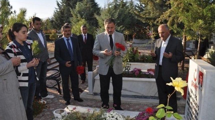 Şehitlikte H&uuml;z&uuml;nl&uuml; Bayramlaşma