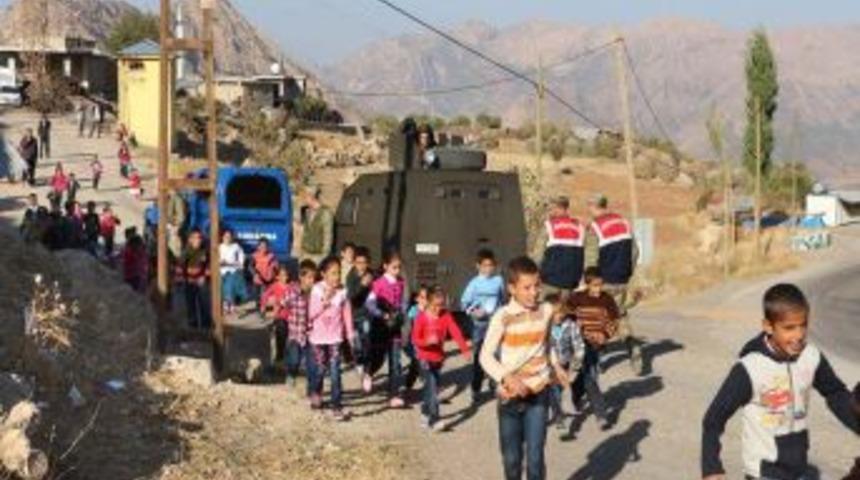 Bu kez taşlamak ı&ccedil;in değil bayramlaşmak ı&ccedil;in durdurdular