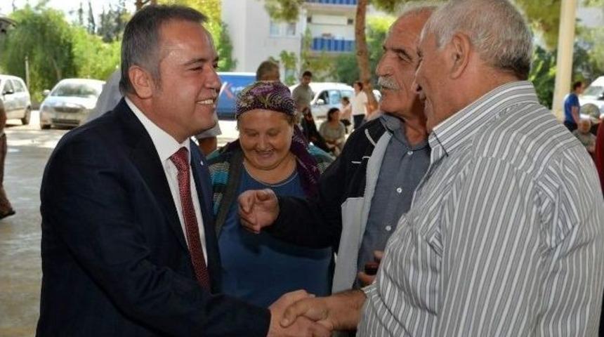 Belediye Başkanı B&ouml;cek, Vatandaşlarla Bayramlaştı