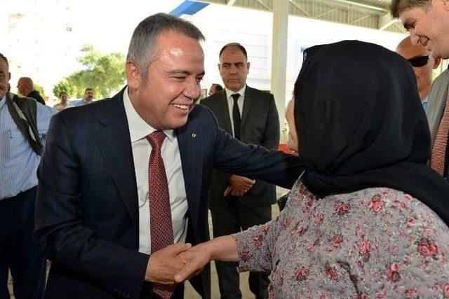 Belediye Başkanı Böcek, Vatandaşlarla Bayramlaştı