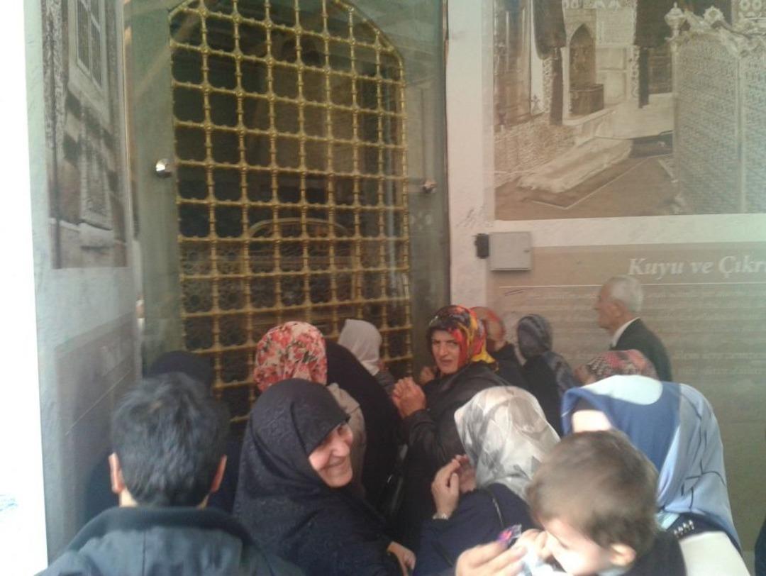 Ey&uuml;p Sultan Hazretlerinin T&uuml;rbesini Yazı Tahtasına &Ccedil;evirdiler