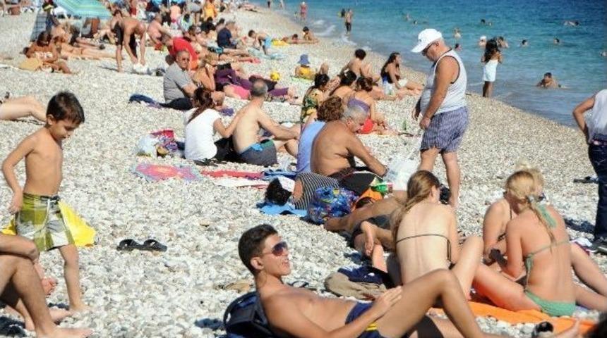 Antalya&rsquo;da Sahiller Doldu Taştı