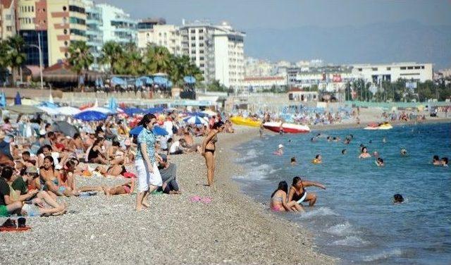 Antalya’da Sahiller Doldu Taştı