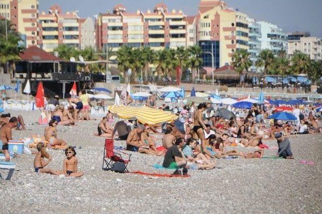 Antalya’da Sahiller Doldu Taştı