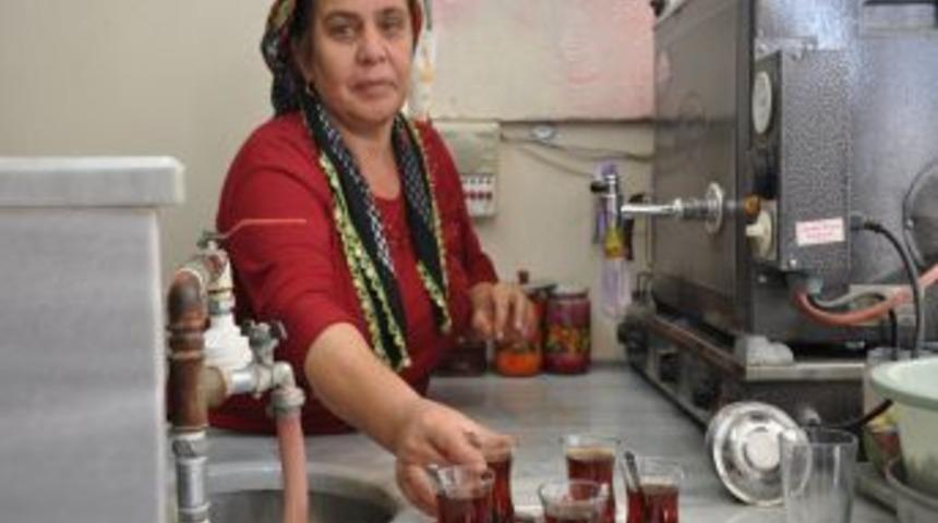 Kadirli'nin Kadın &Ccedil;aycısı, 18 Yıldır &Ccedil;ayhane Işleterek Evini Ge&ccedil;indiriyor