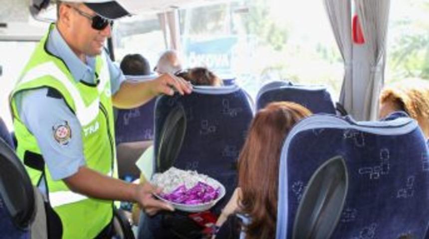 Trafik Polislerinden S&uuml;r&uuml;c&uuml;lere Kahveli Ikaz