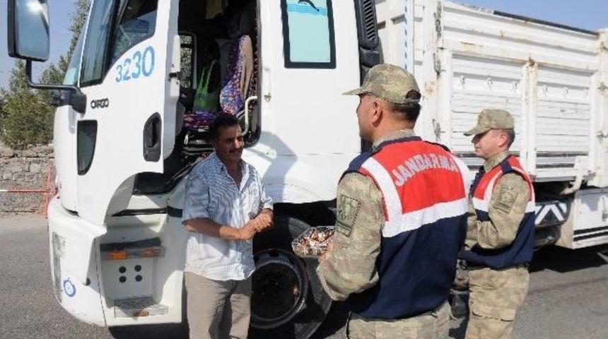 Şırnak&rsquo;ta Asker Vatandaşa Bayram Şekeri Dağıttı