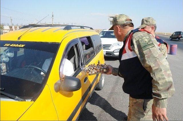 Şırnak’ta Asker Vatandaşa Bayram Şekeri Dağıttı