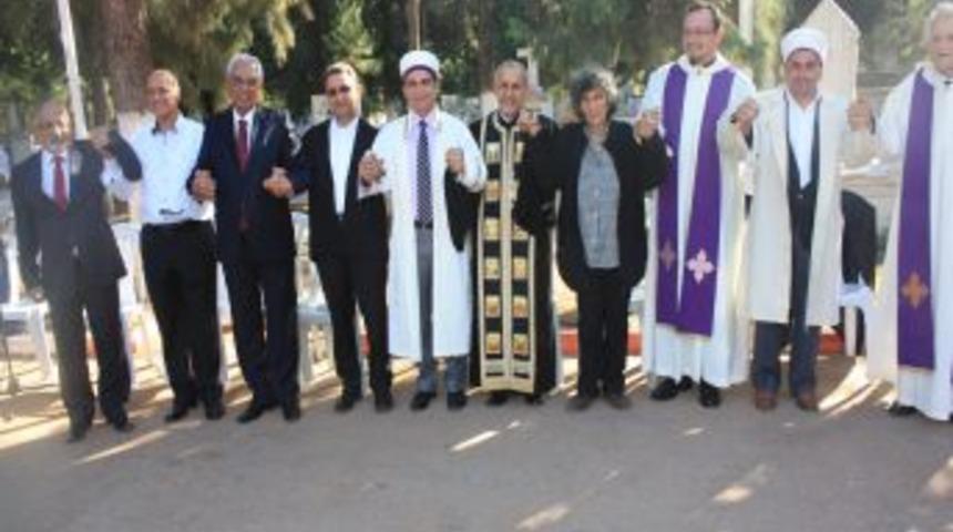 Mersin Mezarlığı'nda Hristiyan Ve M&uuml;sl&uuml;manlar Birlikte Dua Etti
