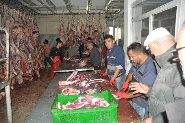 D&uuml;zce&rsquo;de Kurbanlıklar Et Kombinesinde Kesildi 1