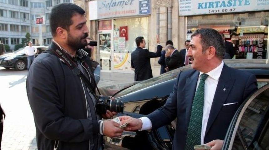 Ak Parti&rsquo;li İl Başkanı K&ouml;ktaş Gazetecilere Bayram Har&ccedil;lığı Dağıttı