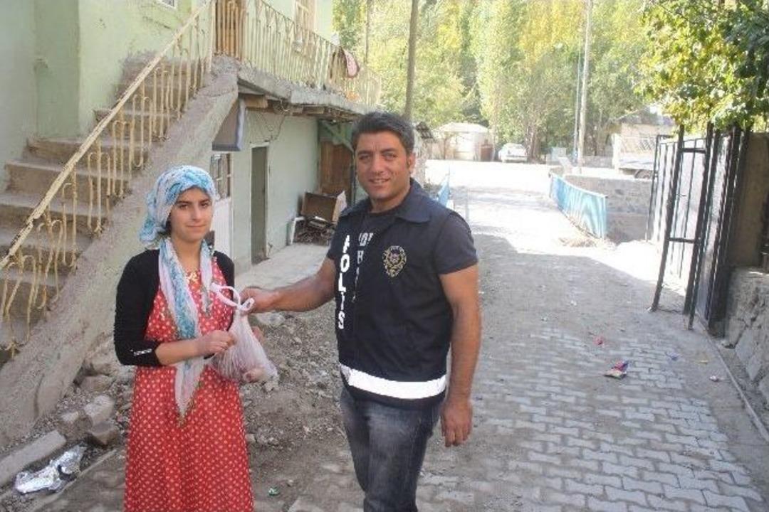 Polisler &Ccedil;atak&rsquo;ta K&uuml;rt&ccedil;e Bayramlaşıp Kurban Eti Dağıttı