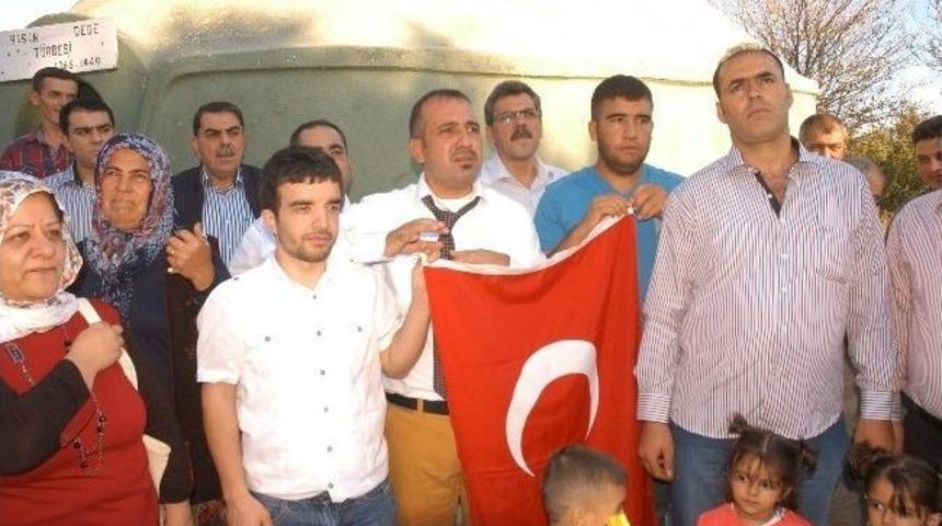 Milli Takımın Galibiyeti İ&ccedil;in T&uuml;rbeye Gidip Dua Ettiler